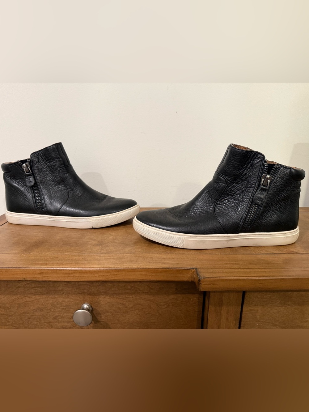 Women’s Gentle Souls by Kenneth Cole Carole Mid-Top Leather Sneakers Size 9